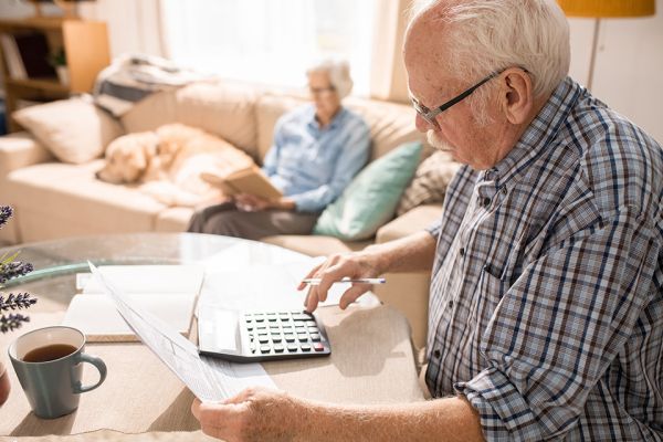 Foto: Pensionist mit Taschenrechner