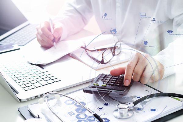 Foto: Arzt arbeitet am Laptop