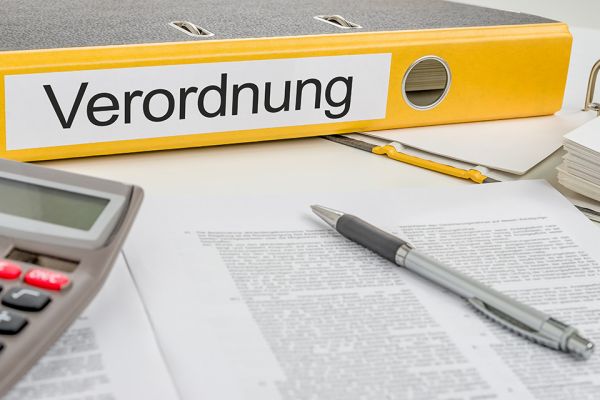 Foto: Aktenordner mit Aufschrift Verordnung